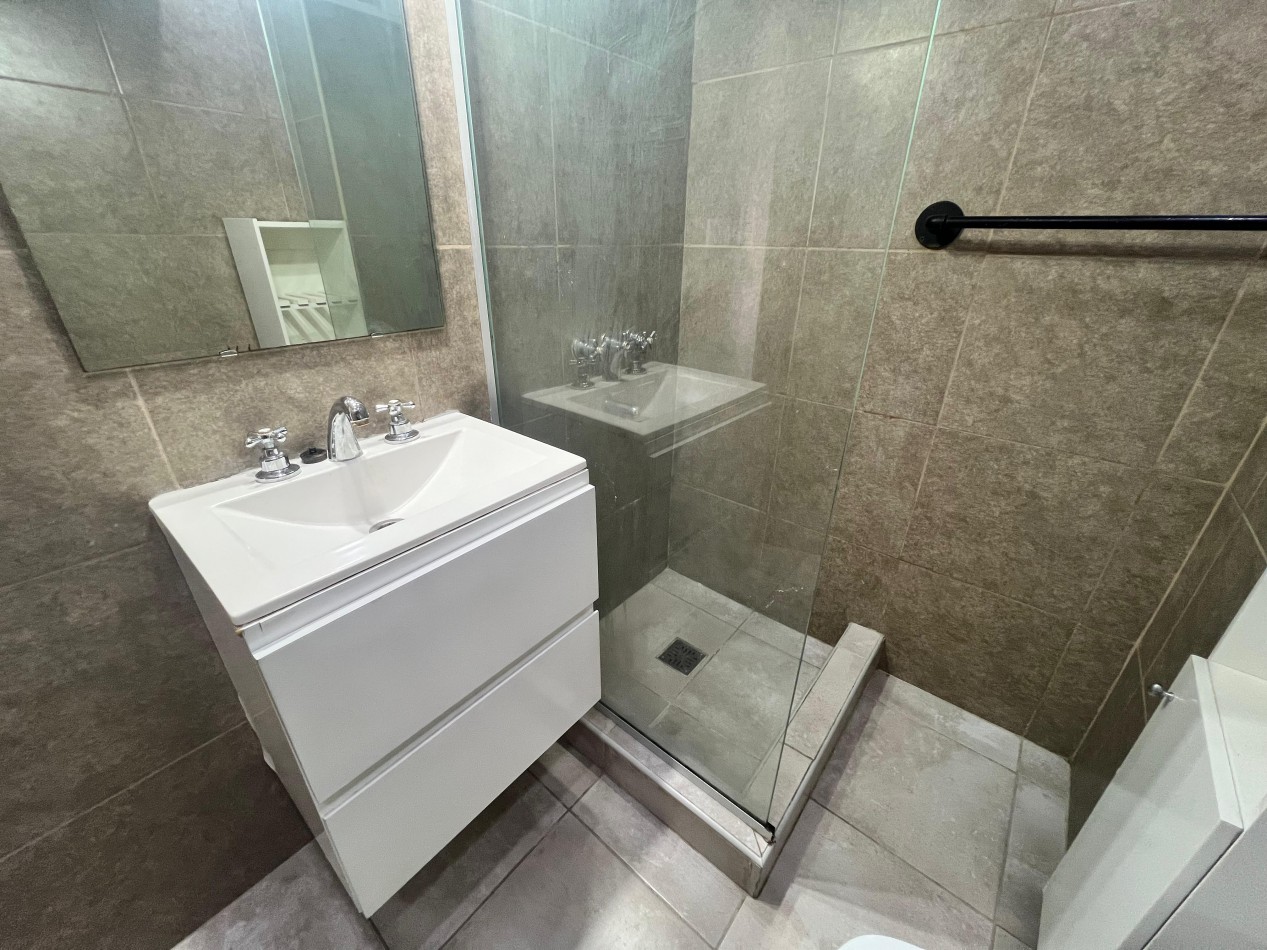 Alquiler - 2 Ambientes Al Frente con Balcon